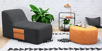 Кресло в интерьере гостиной-2, Кресло Док с пуфом Шелл Солнце